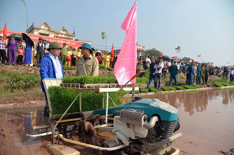 Bí[-]thư,[-]Chủ[-]tịch[-]Hà[-]Nội[-]xuống[-]đồng[-]đi[-]cấy
